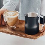 تهیه یک فوم شیر و اجرای لاته آرت با پیچر