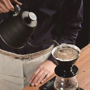 دم آوری با دریپر سرامیکی هاریو V60 مدل KASUYA 