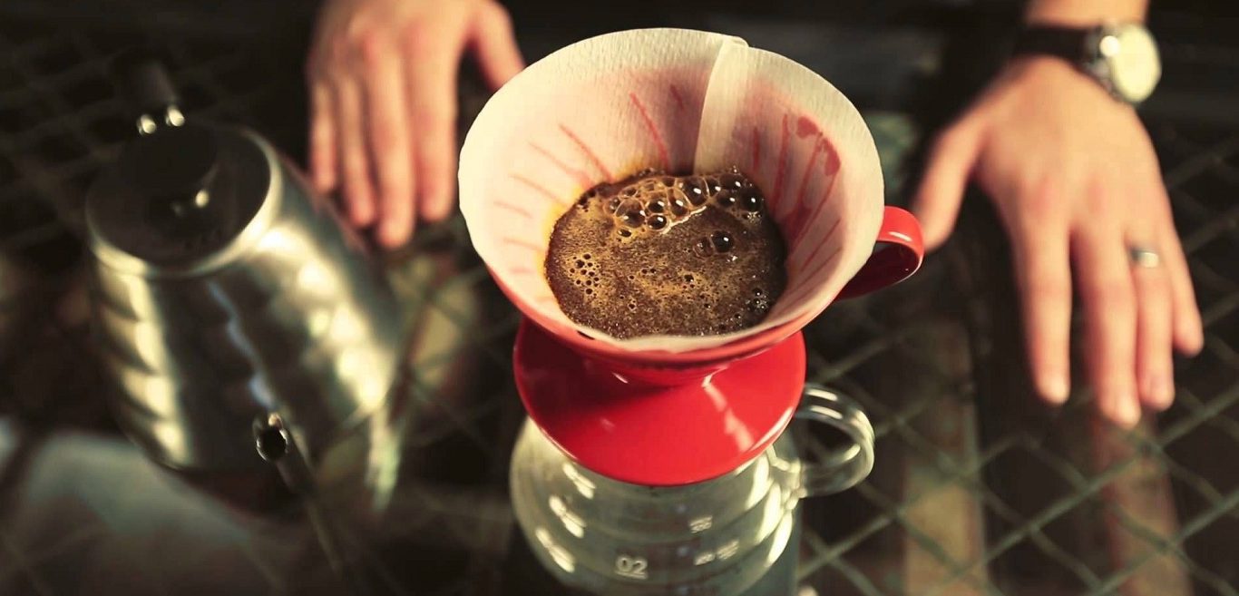 سه مرحله‌ی دم‌آوری قهوه به روش چکانه‌ای چه چیزهایی هستند؟